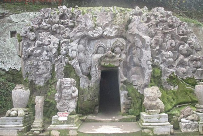 Bali Traditional Dance, Waterfall and Hindu temple with lunch - A cultural day that begins with Barong