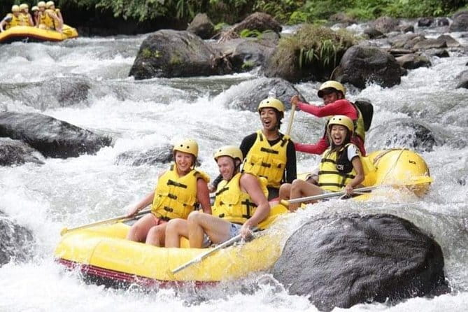 Best Of Ubud Rafting And Swing All Inclusive - Lunch after the river