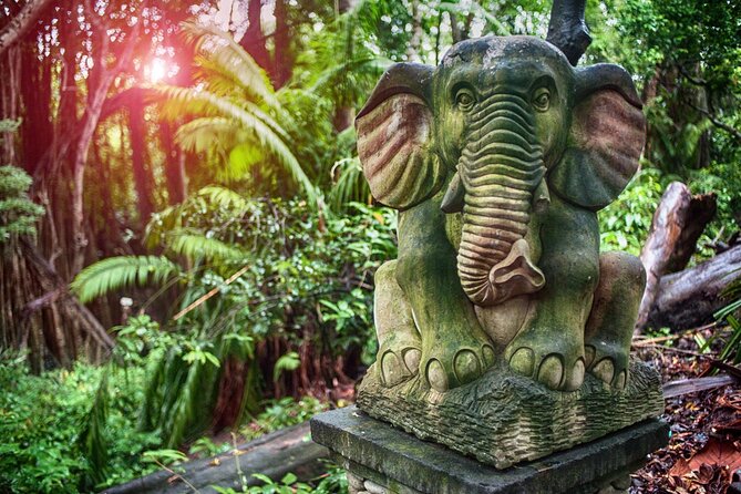 Best of Ubud Sightseeing Private All Inclusive Tour - Seeing the carved details at Batuan Temple