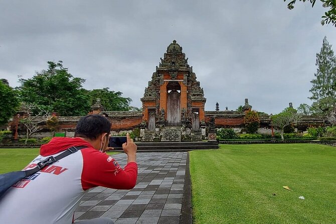 Half-Day Private Tour to Tanah Lot and Bali Royal Temple - Tanah Lot and the sea temple view