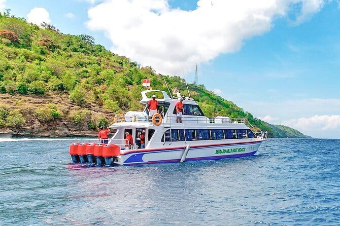 One-way Ticket Fast Boat from Sanur Bali or Nusa Lembongan - Boarding, luggage, and the beach landing