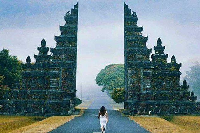 Private Tour: Ulun Danu Temple-Handara Gate-Wana Giri Hill&Tanah Lot Sunset - Handara Gate and the one-hour photo stop