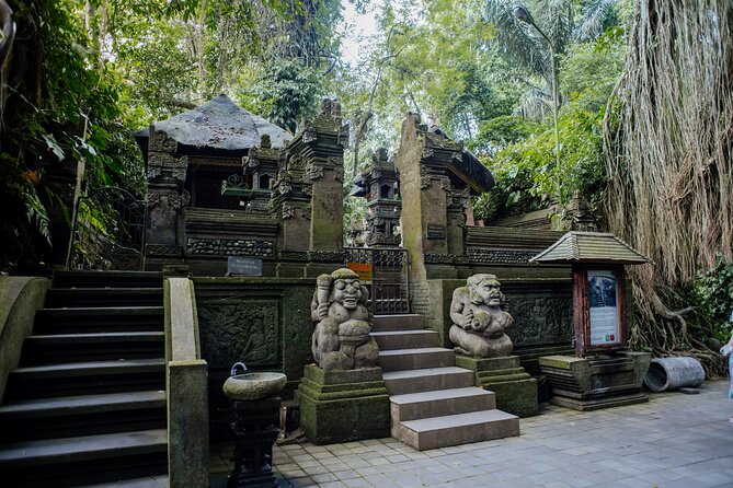 Ubud Small Group Tour: Monkey Forest, Tegalalang Rice Terraces and more - Ubud’s art market and lunch break add local color